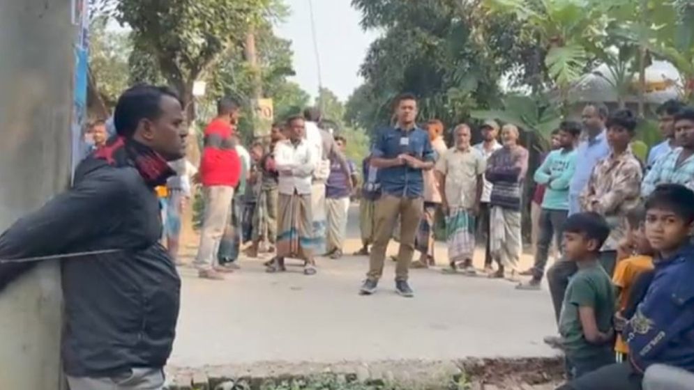 আগুন দেওয়ার অভিযোগে আ.লীগ নেতার ছেলেকে খুঁটিতে বেঁধে মারধর